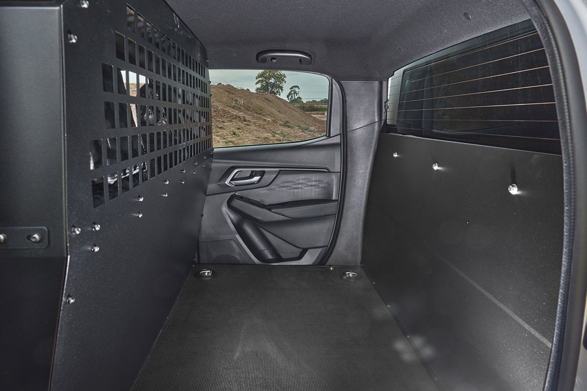 Espace arrière sans sièges de l’Isuzu D-MAX V-Cross 2 places, cloisonné pour usage professionnel