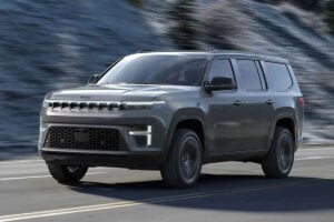 SUV tout-terrain imposant en configuration franchissement extrême sur terrain difficile