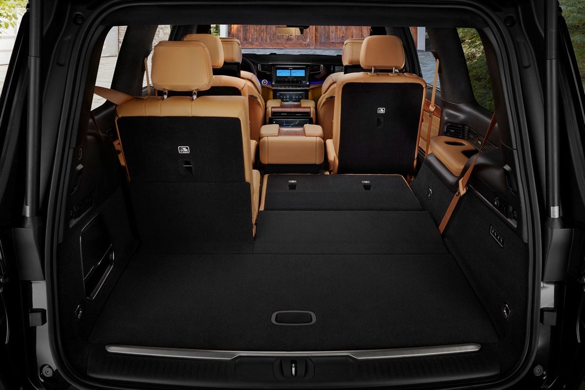 Coffre du Jeep Grand Wagoneer 2026 avec sièges rabattus et volume de chargement étendu