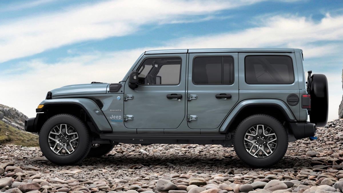 Jeep Wrangler 2025 thermique Rubicon, 4x4 essence en vue latérale dans un environnement tout-terrain  