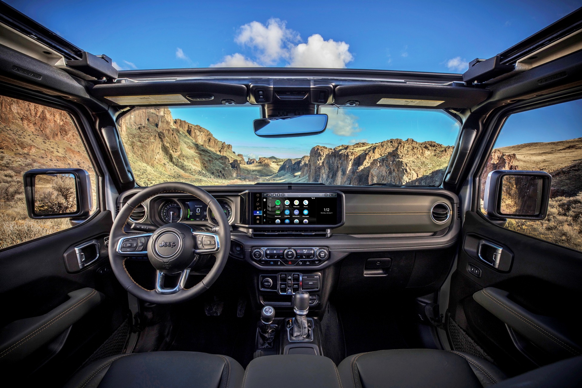 Intérieur du Jeep Wrangler Rubicon 2025 thermique avec écran tactile central et sellerie renforcée  