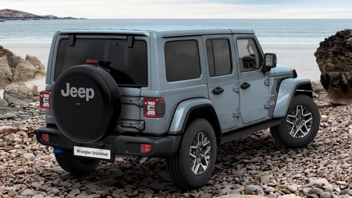 Vue arrière du Jeep Wrangler Unlimited 2025 thermique avec roue de secours apparente  