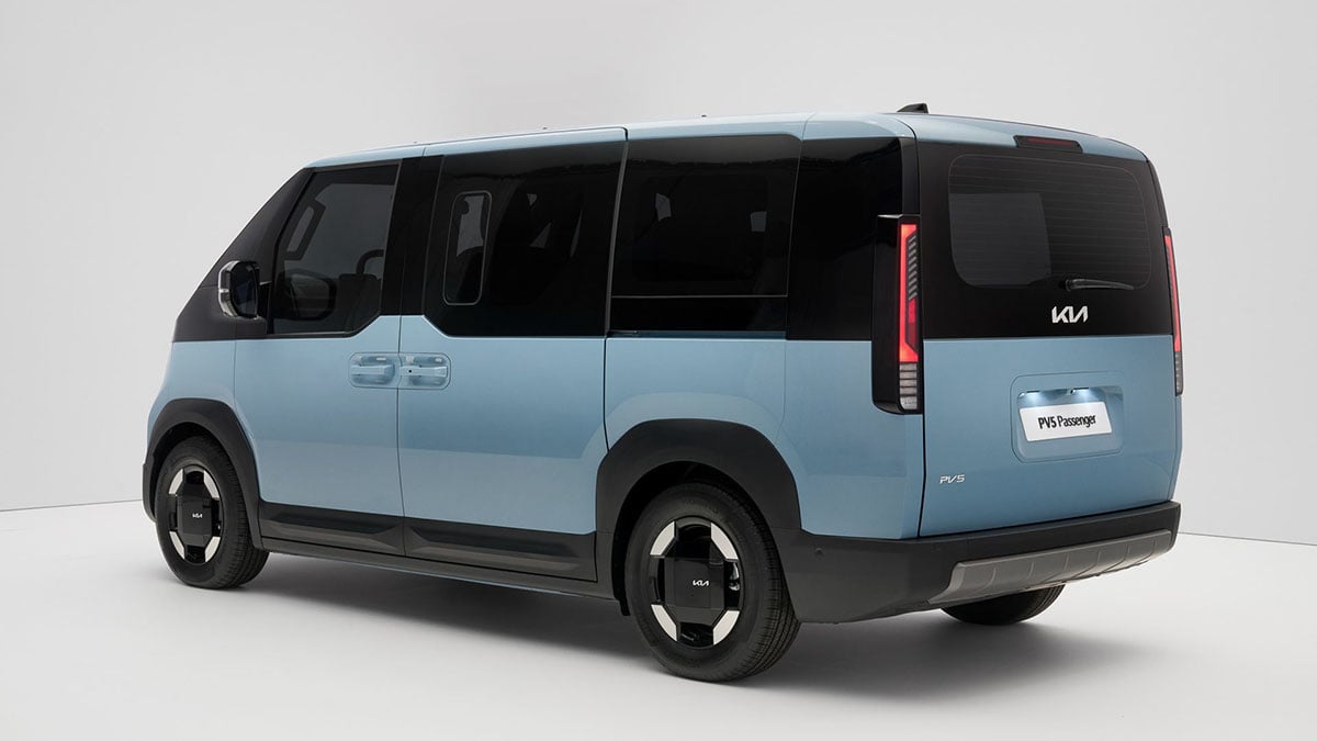 Arrière du Kia PV5 Passenger avec feux verticaux et hayon large