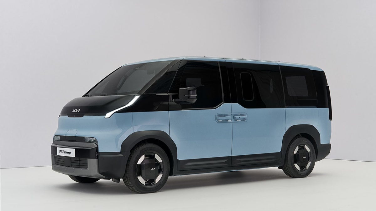 Face avant du Kia PV5 avec signature lumineuse horizontale et design épuré