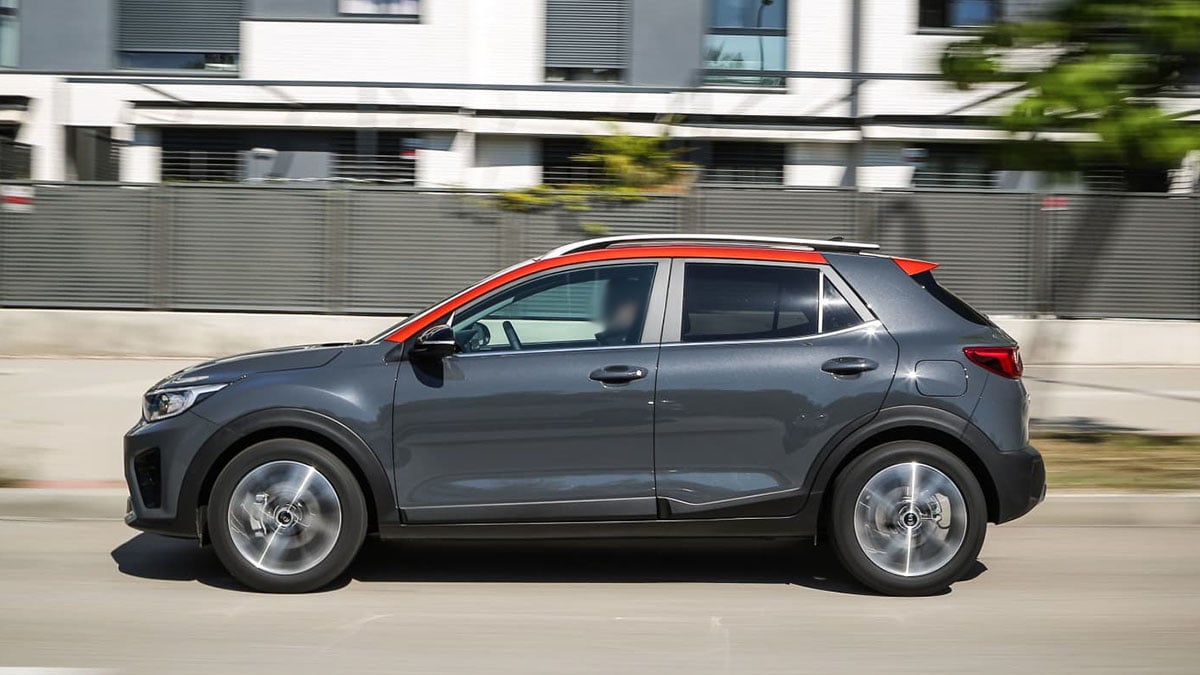 Profil du Kia Stonic 2025 mild-hybrid 100 ch en finition GT Line avec jantes 17 pouces