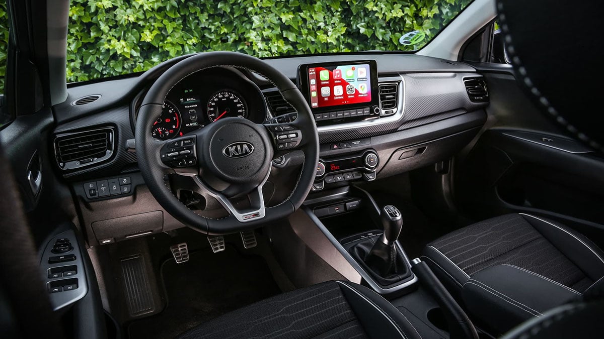 Intérieur du Kia Stonic 2025 avec écran tactile 8 pouces et volant multifonctions