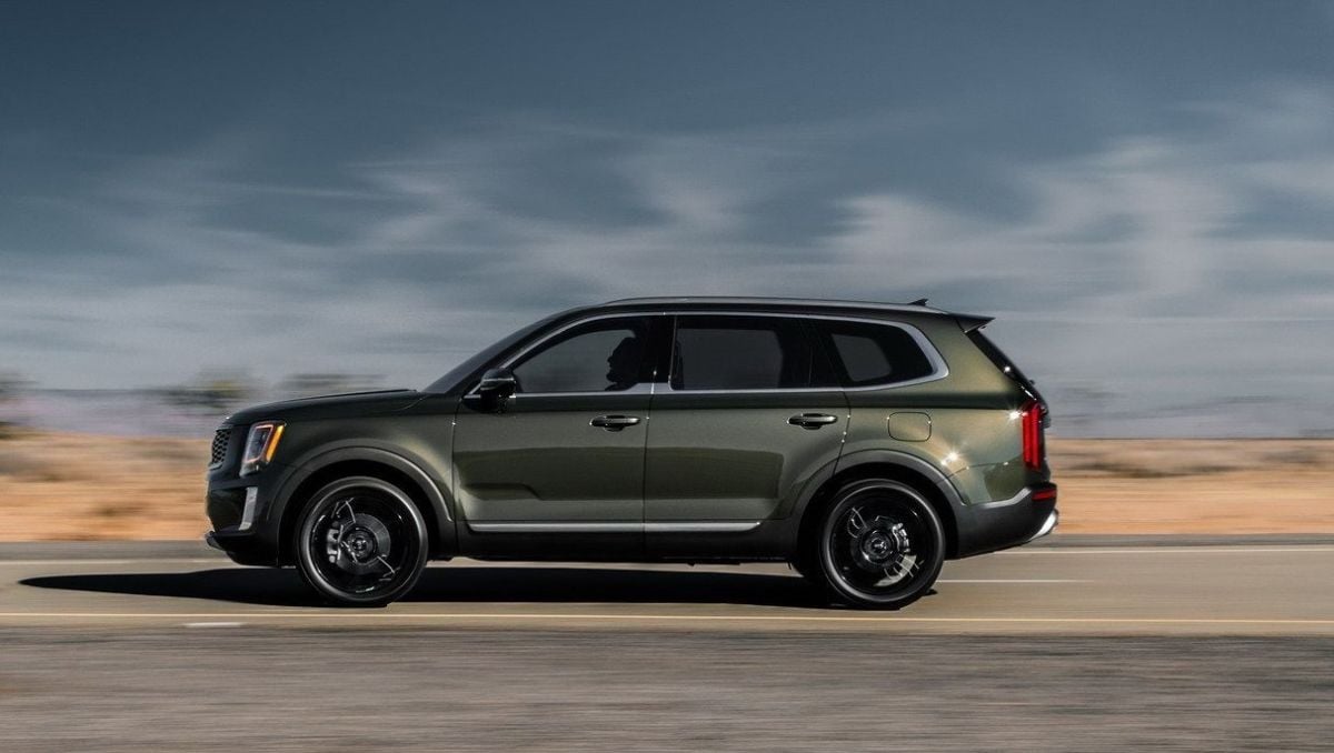 Kia Telluride vue de profil avec jantes 20 pouces et barres de toit  
