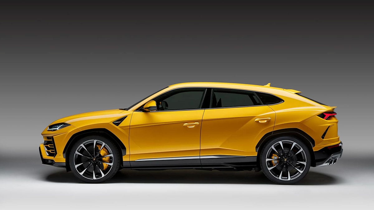 Profil du Lamborghini Urus Performante avec carrosserie élargie et garde au sol abaissée