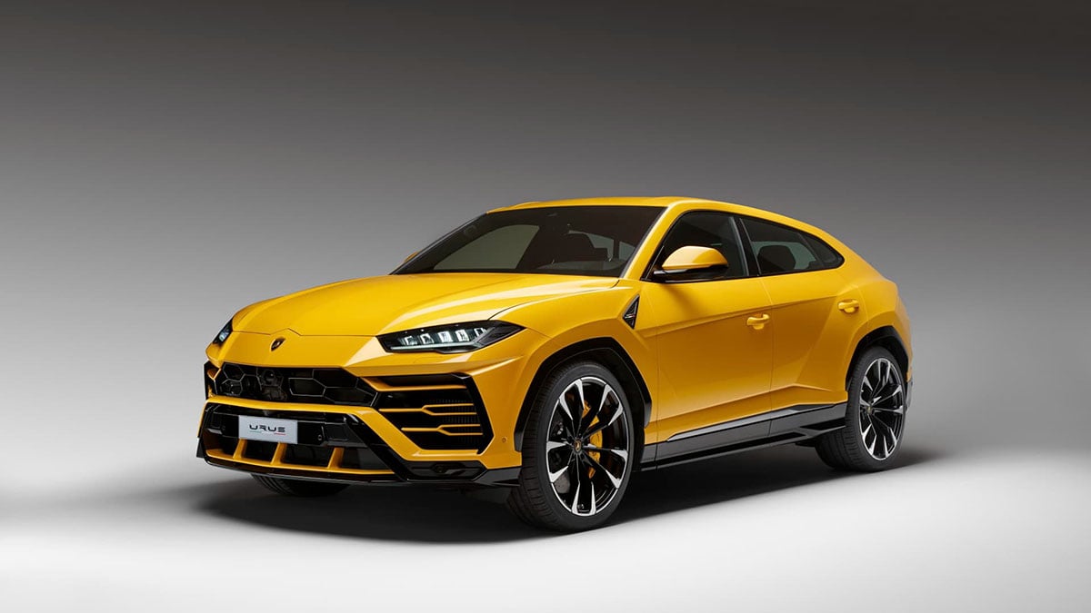 Avant du Lamborghini Urus avec prise d’air massive et signature lumineuse en Y
