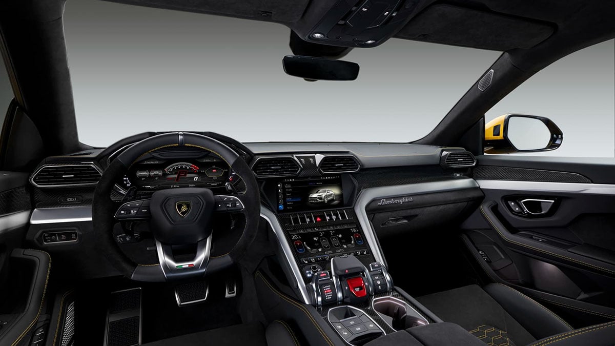 Intérieur du Lamborghini Urus avec volant sport et grand écran tactile central