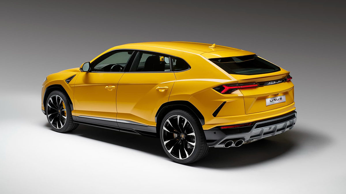  Arrière du Lamborghini Urus avec diffuseur sport et quadruple sortie d’échappement