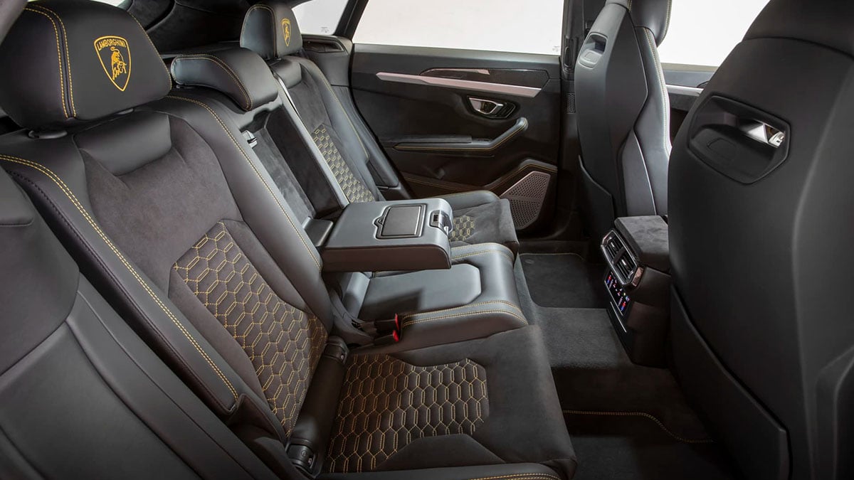  Places arrière du Lamborghini Urus avec assises sport et console centrale
