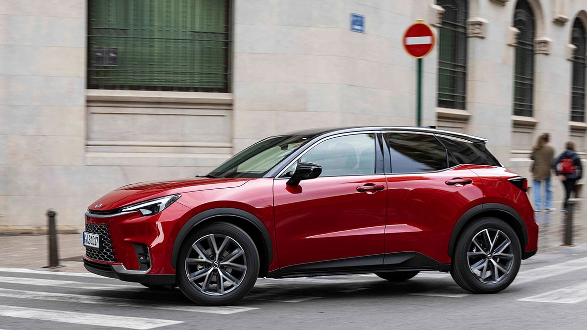 Vue latérale de la Lexus LBX 2026 hybride en finition haut de gamme avec jantes 18 pouces