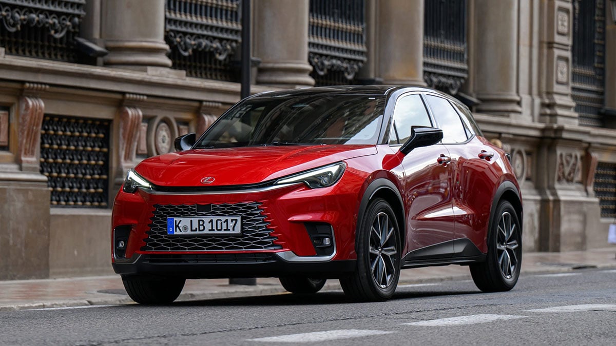 Face avant de la Lexus LBX 2026 avec calandre Next Chapter et feux LED