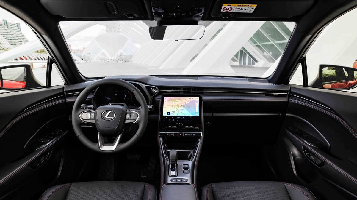 Tableau de bord de la Lexus LBX 2026 avec écran 12,3 pouces et interface Tazuna