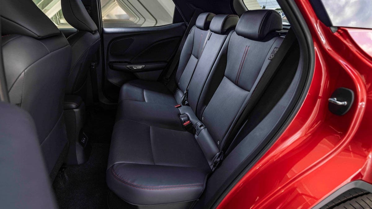 Banquette arrière de la Lexus LBX 2026 avec sellerie cuir et espace optimisé