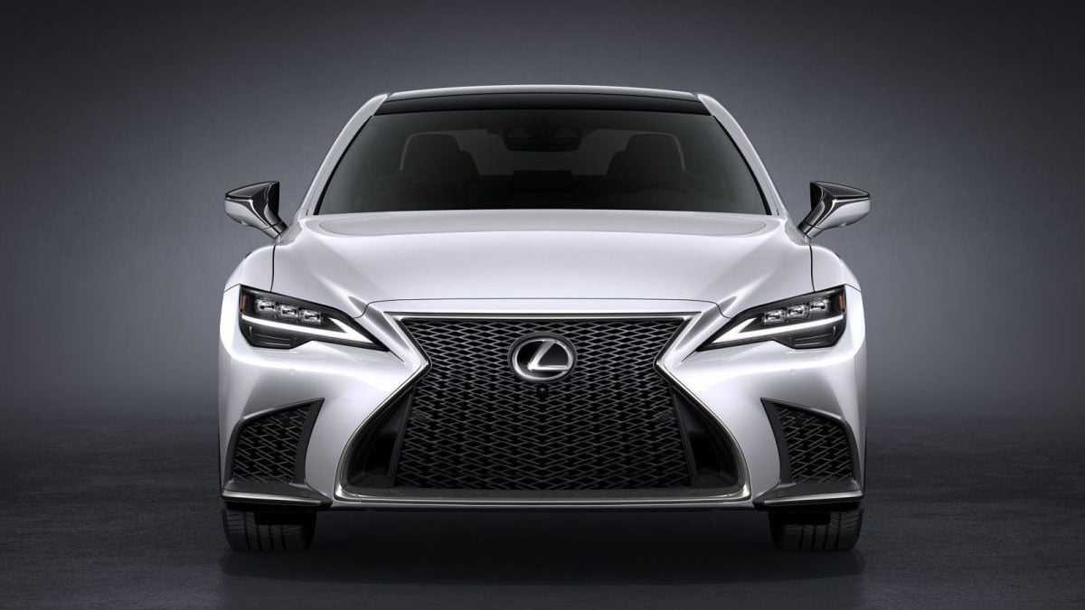 Face avant de la Lexus LS 2026 avec calandre trapézoïdale et signature lumineuse en L