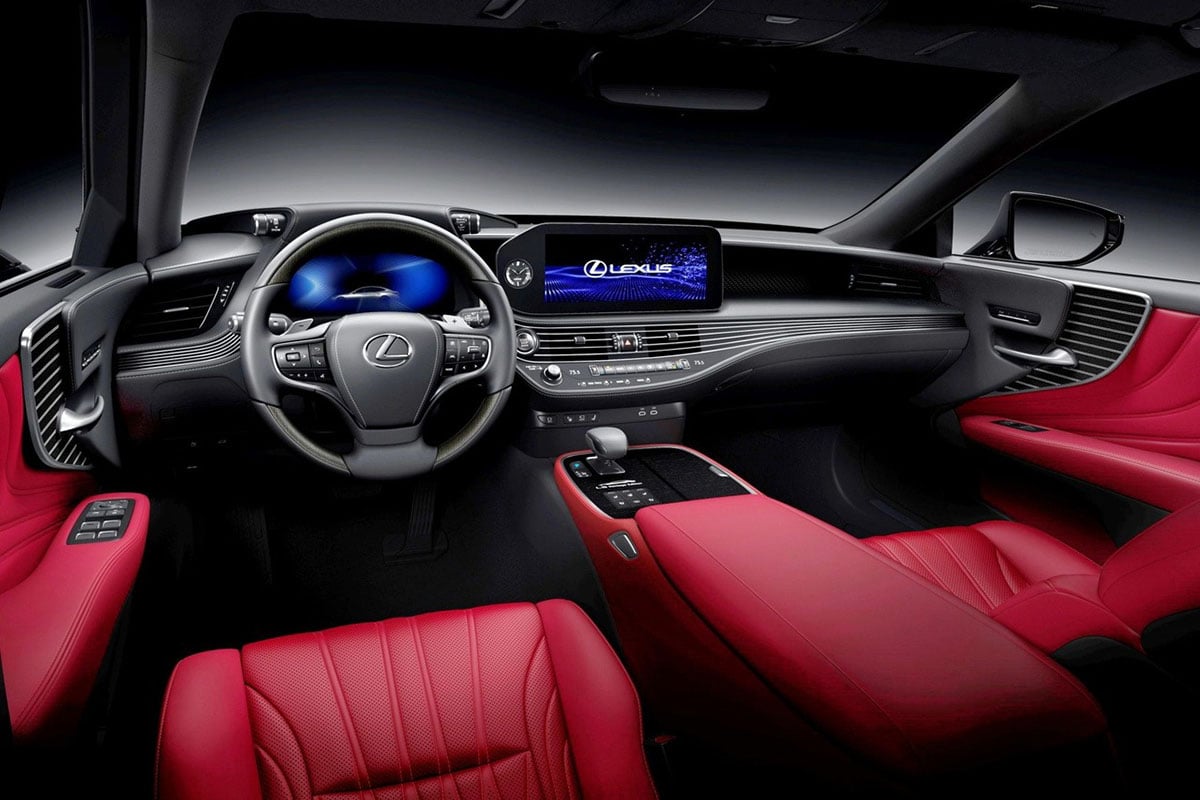 Intérieur conducteur de la Lexus LS 2026 avec sellerie Rioja Red et inserts bois