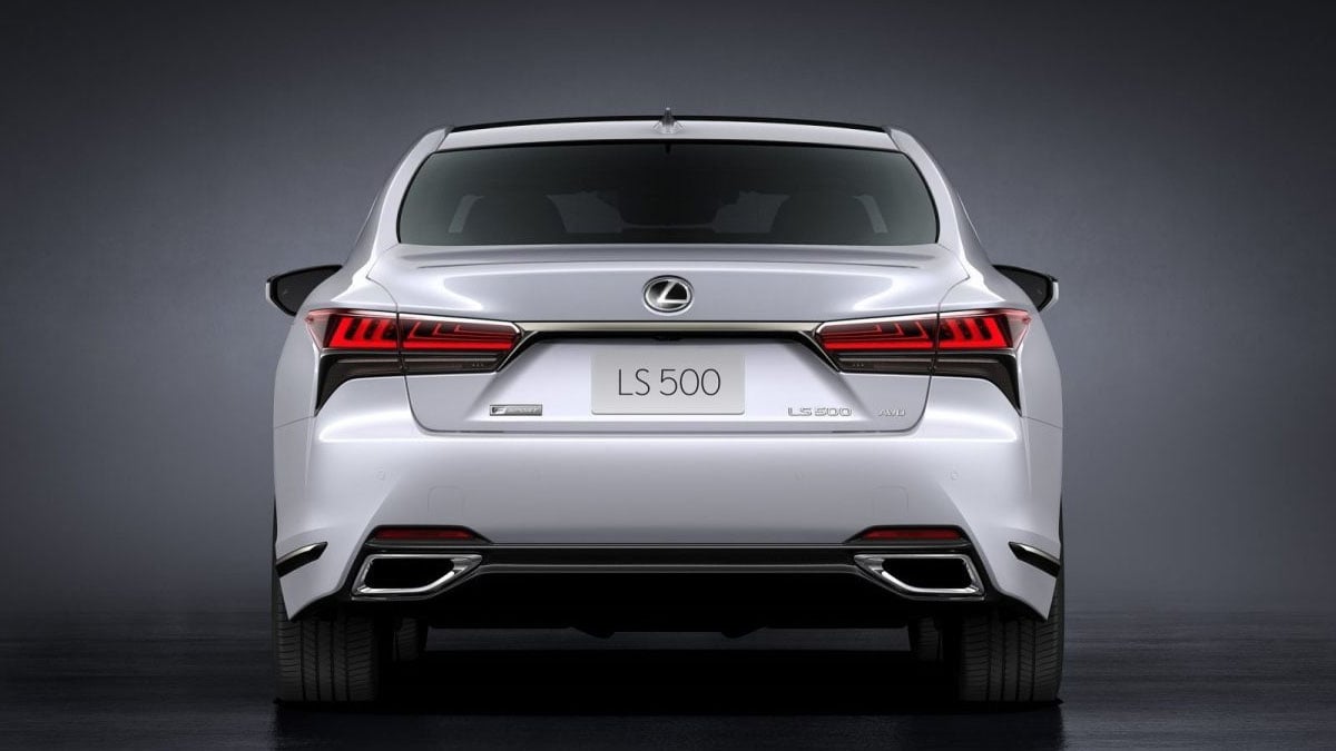 Arrière de la Lexus LS Heritage Edition 2026 avec feux effilés et badge exclusif