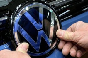 Usine Volkswagen avec chaîne production Golf ralentie illustrant nouvelle crise puces électroniques touchant industrie automobile européenne