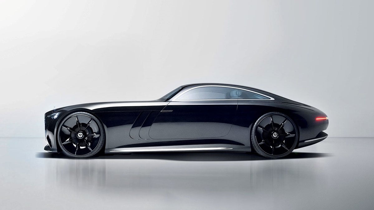 Vue latérale du concept Mercedes-Benz Vision Iconic avec design rétro-futuriste et jantes cuivre