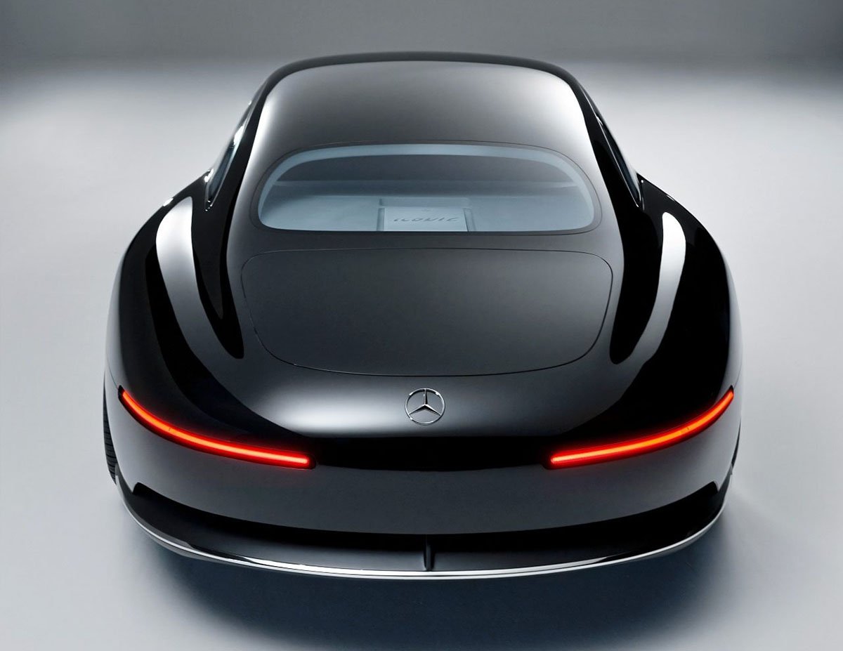 Arrière du concept Mercedes Vision Iconic avec signature lumineuse continue et lignes épurées