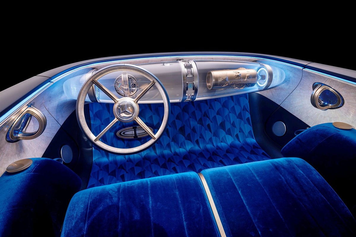 Volant flottant dans sphère de cristal du Mercedes Vision Iconic et tableau de bord rétro-futuriste