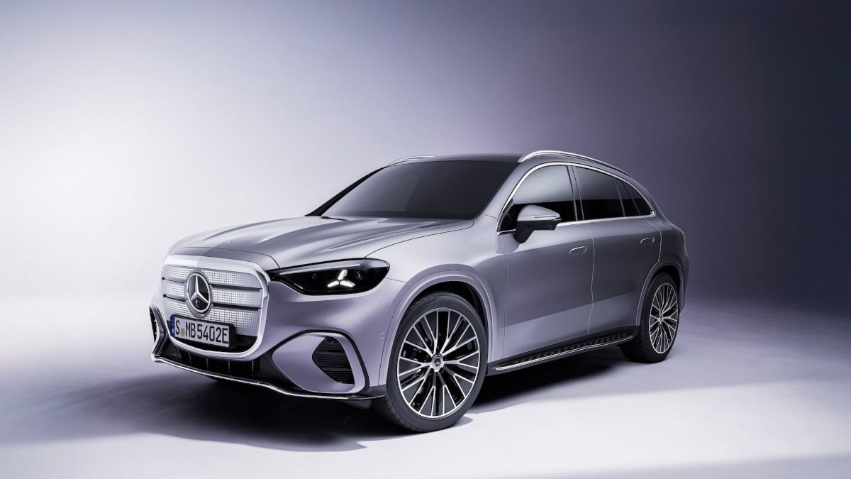 Avant du Mercedes GLC électrique 2026 avec calandre fermée et projecteurs LED  