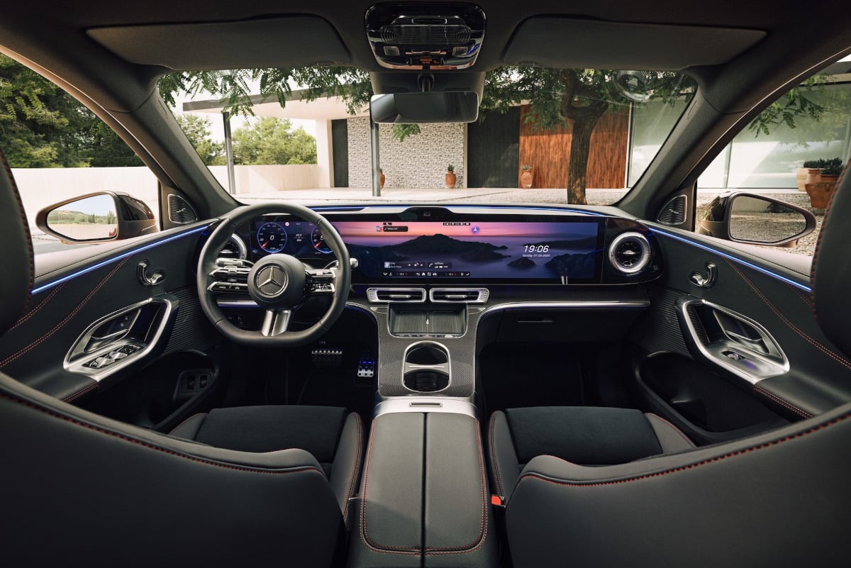 Intérieur du GLC électrique 2026 avec écran central MBUX et finitions haut de gamme  