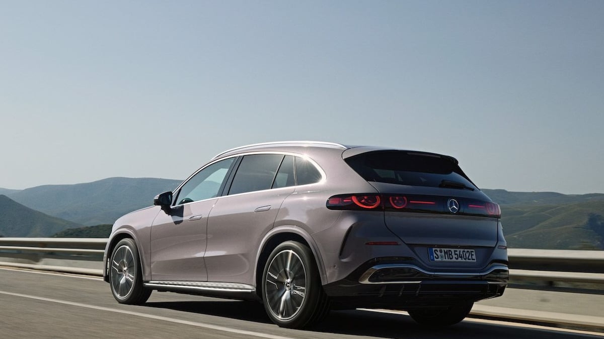 Arrière du Mercedes GLC électrique 2026 avec feux LED horizontaux
