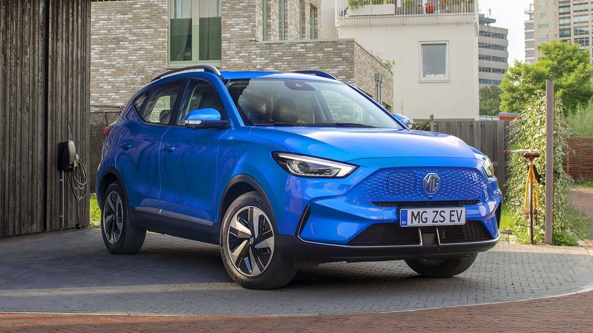  Avant du MG ZS EV avec calandre fermée et signature LED