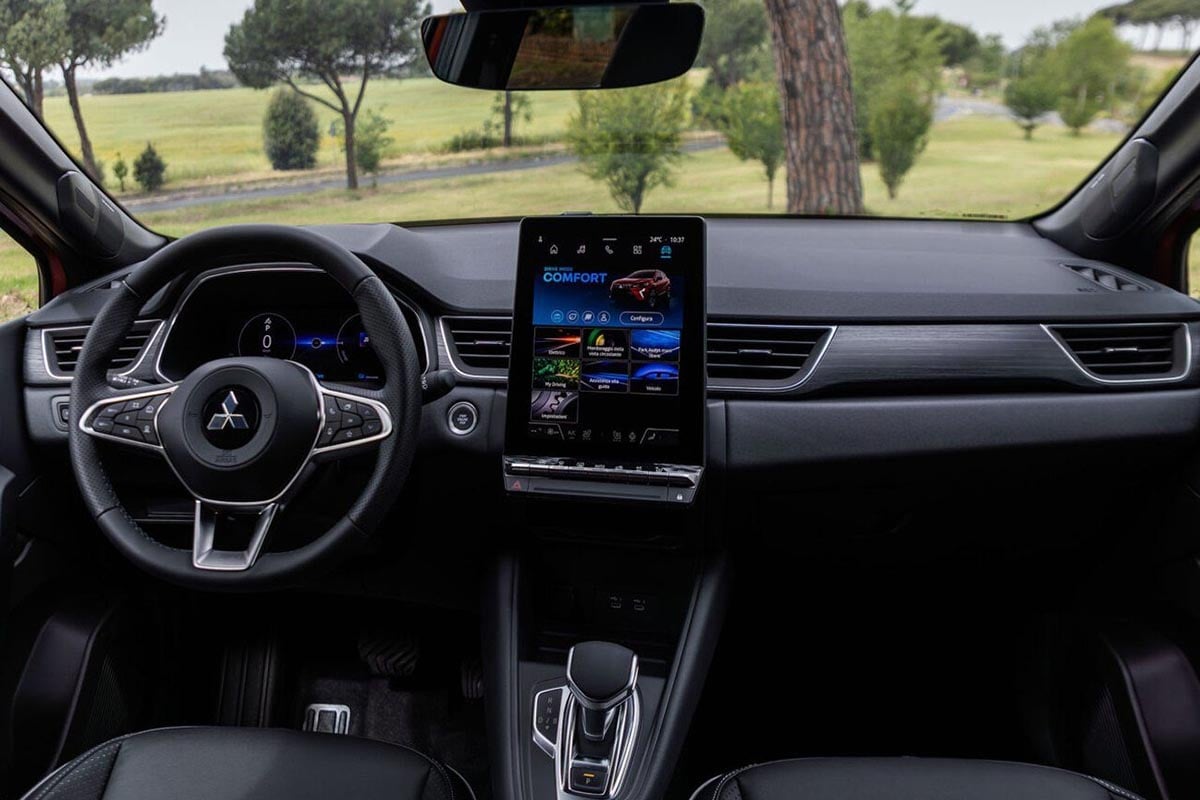 Intérieur du Mitsubishi ASX avec écran tactile central et volant multifonction