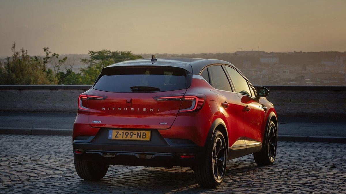 Arrière du Mitsubishi ASX 2025 avec feux horizontaux et logo central Mitsubishi