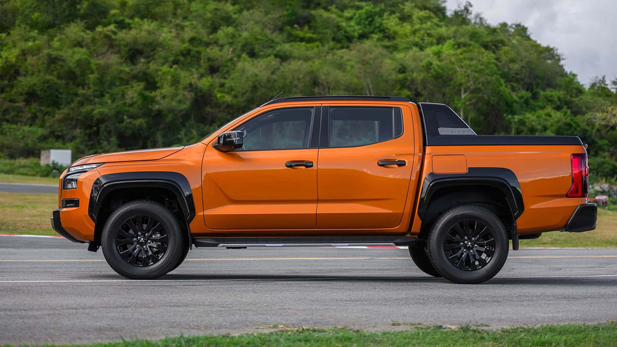 Vue latérale du Mitsubishi L200, base du futur Nissan Navara 2026 avec cabine double et design musclé