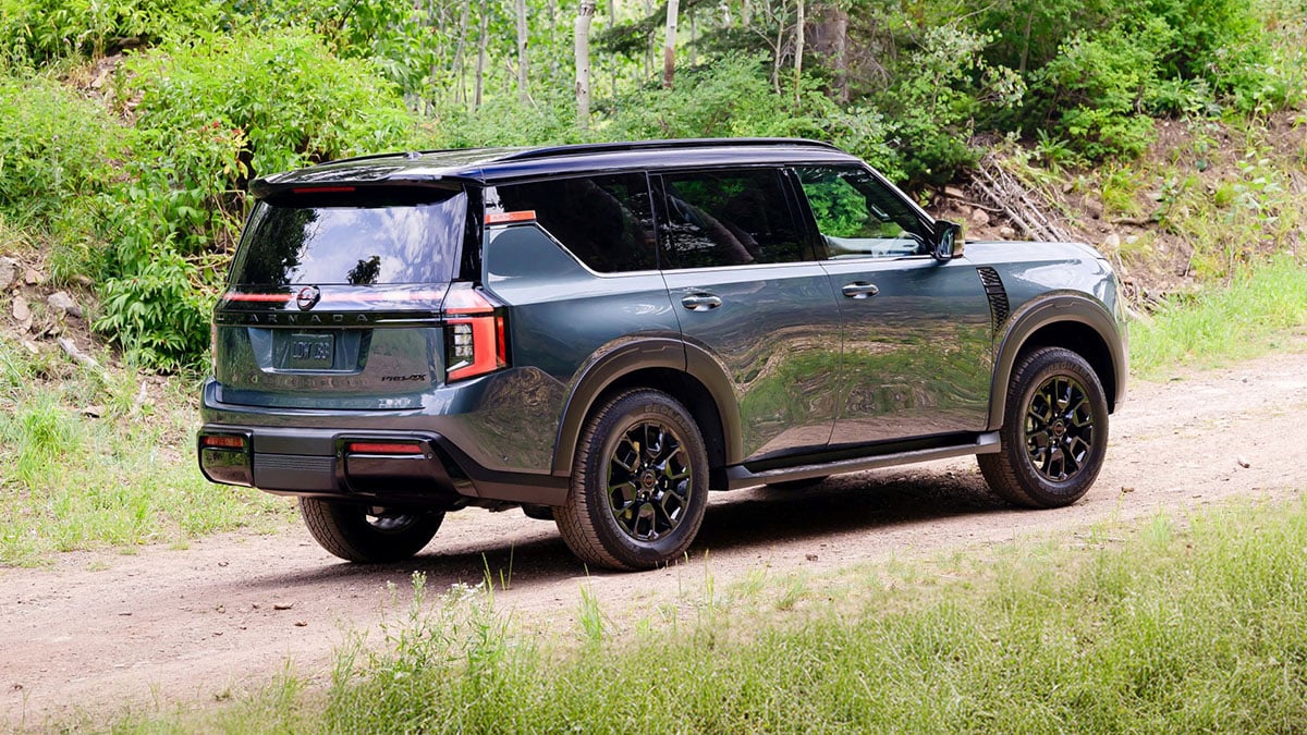Arrière du Nissan Xterra 2027 avec porte de coffre verticale et design fonctionnel