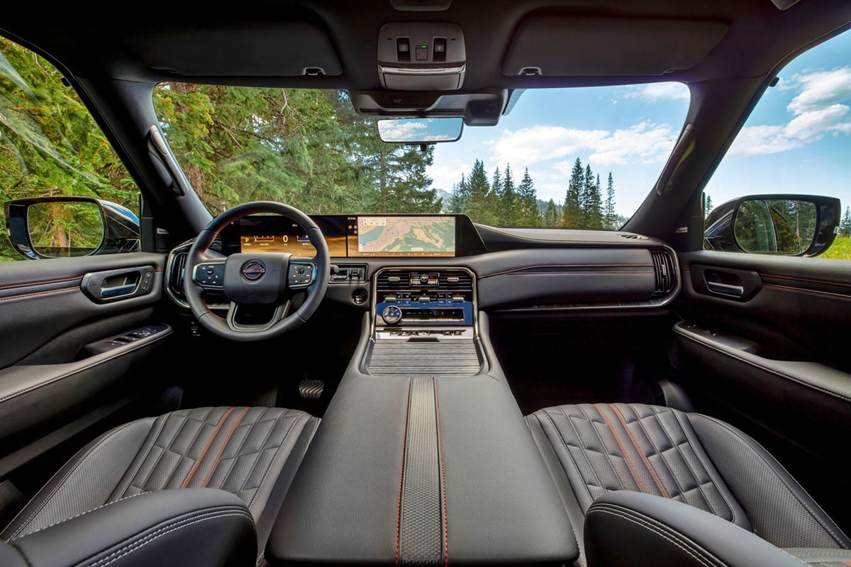 Intérieur du Nissan Xterra 2027 avec écran central et commandes physiques robustes
