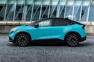 SUV coupé nouvelle génération 2026 présenté en studio avec design entièrement revu