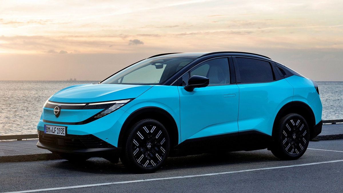 Face avant du Nissan Leaf 2026 avec signature lumineuse LED et calandre pleine électrifiée