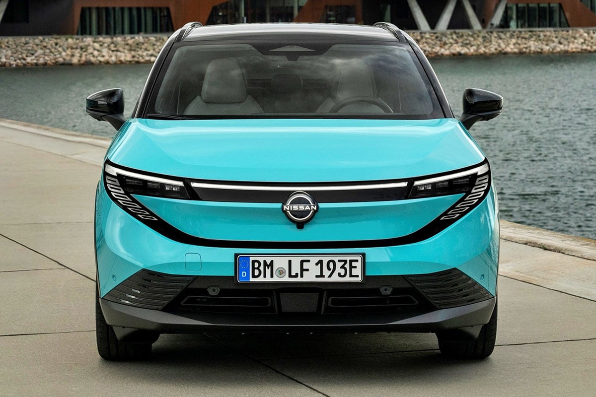 Face avant de la Nissan Leaf 2026 avec signature lumineuse affinée  