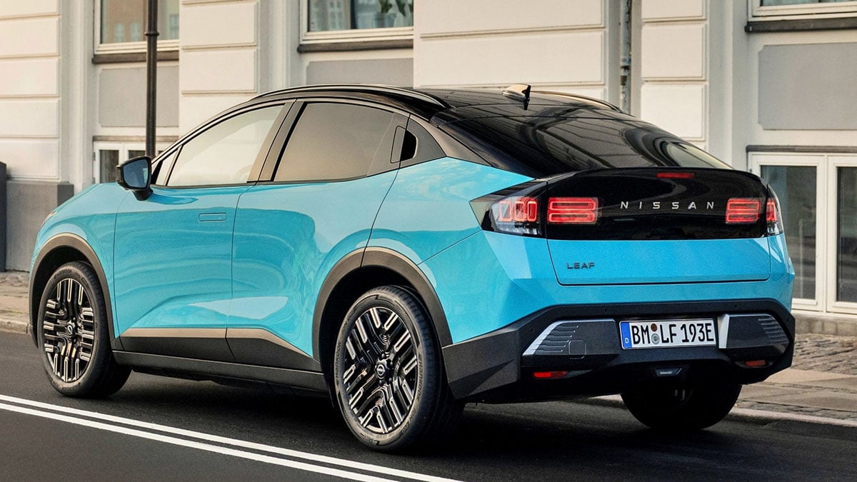 Arrière du Nissan Leaf 2026 avec hayon incliné, feux en bandeau et style SUV moderne