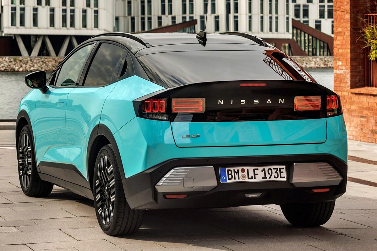 Arrière de la Nissan Leaf 2026 avec bande LED et hayon vertical 