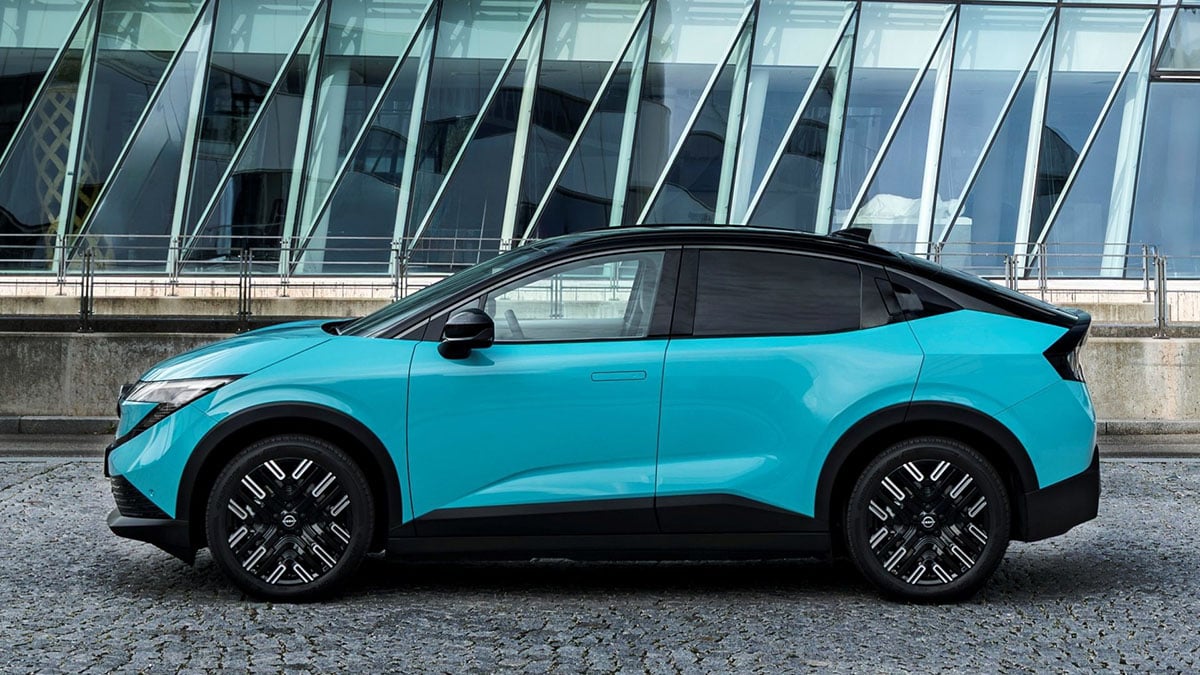 Vue latérale du Nissan Leaf 2026 au format SUV coupé avec lignes tendues et profil aérodynamique