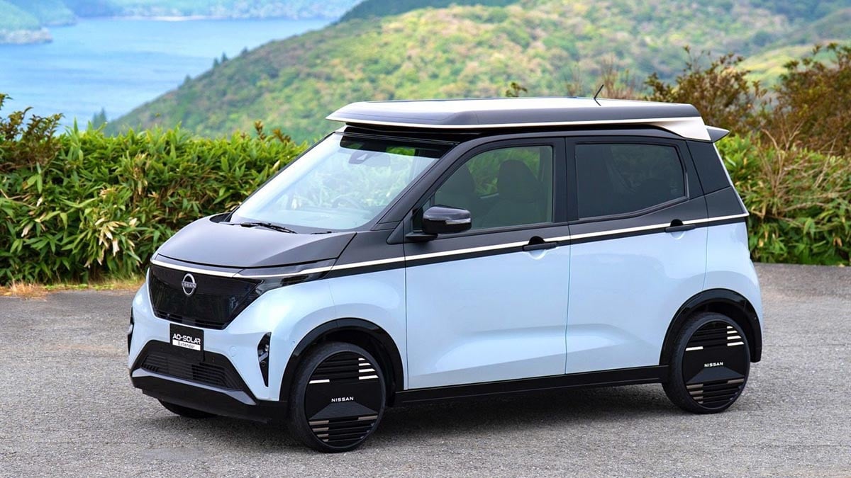 Nissan Sakura 2025 vue de profil avec toit solaire intégré et silhouette compacte  