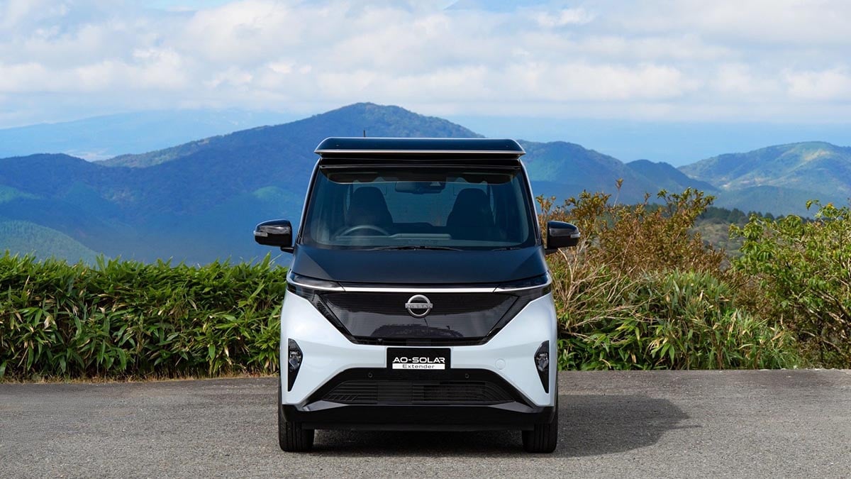  Avant du Nissan Sakura 2025 avec panneau solaire déployé en mode stationnement  