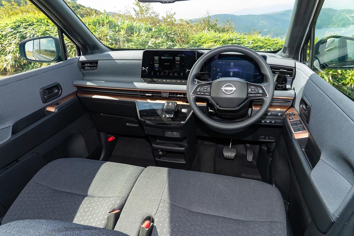 Intérieur du Nissan Sakura avec tableau de bord numérique et écran tactile central  