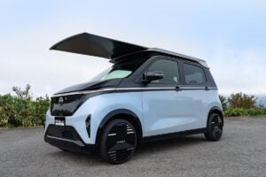 Voiture Nissan équipée de panneaux solaires se rechargeant gratuitement pendant le stationnement au soleil