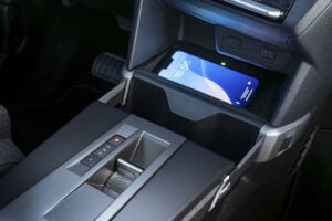 Ce SUV hybride récompense l'attente des automobilistes avec sa modularité 5 ou 7 places et un positionnement tarifaire agressif accessible.