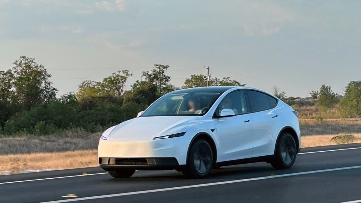  Vue avant teaser d’un SUV électrique Tesla avec signature lumineuse minimaliste