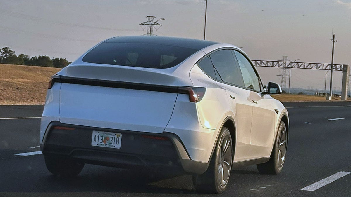 Arrière du Tesla Model Y avec feux simplifiés et absence de bande lumineuse continue
