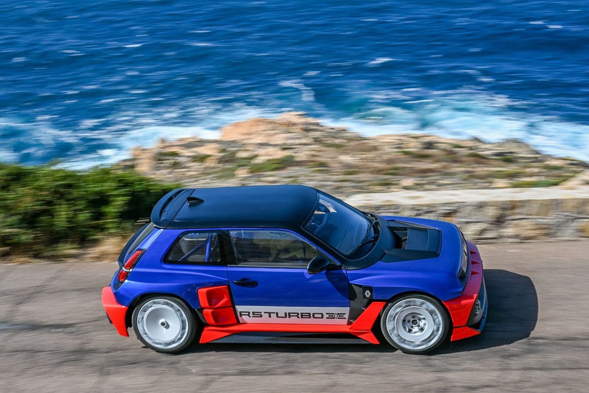 Profil du Renault 5 Turbo 3E avec ailes élargies et jantes sport